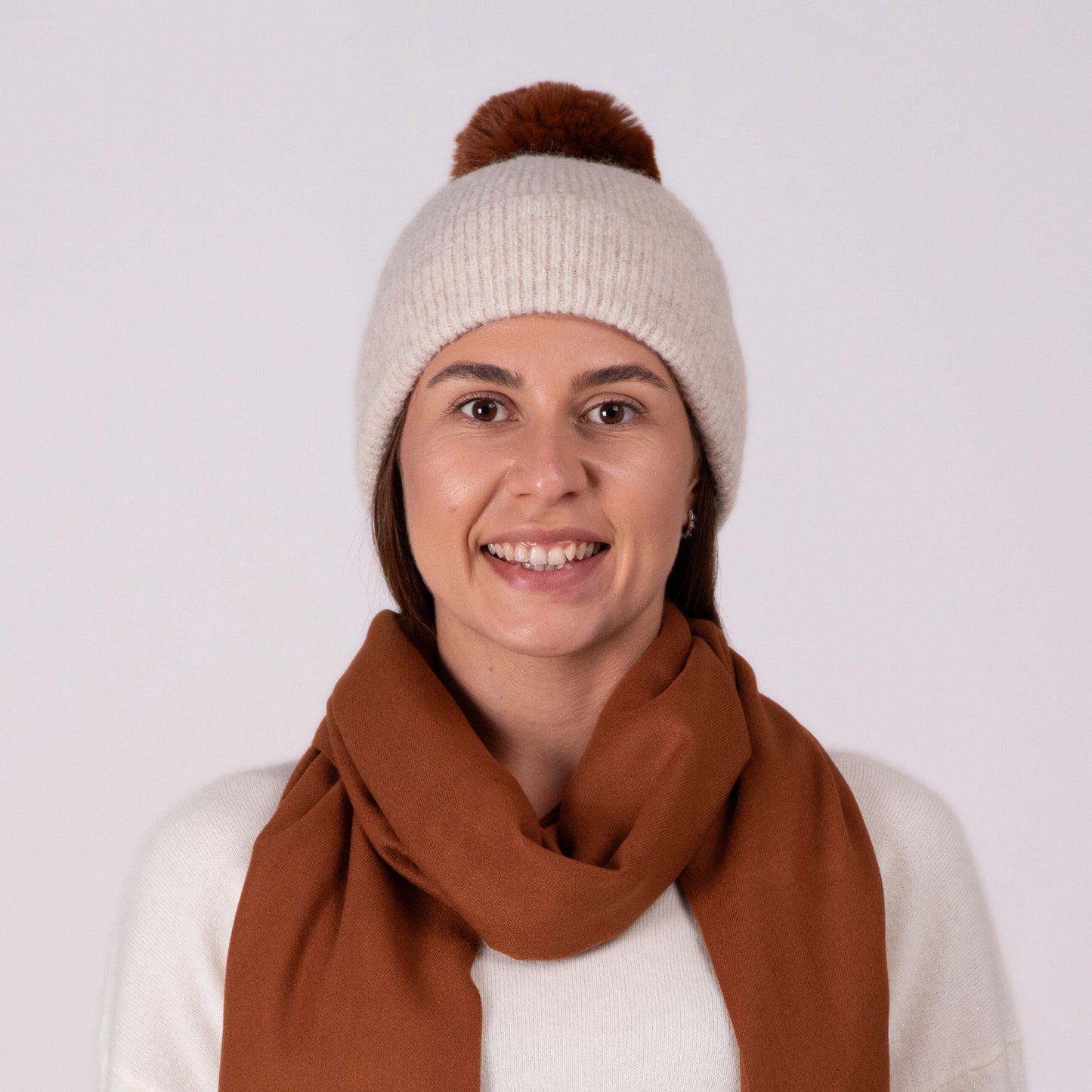 Beige cashmere hat with pompom