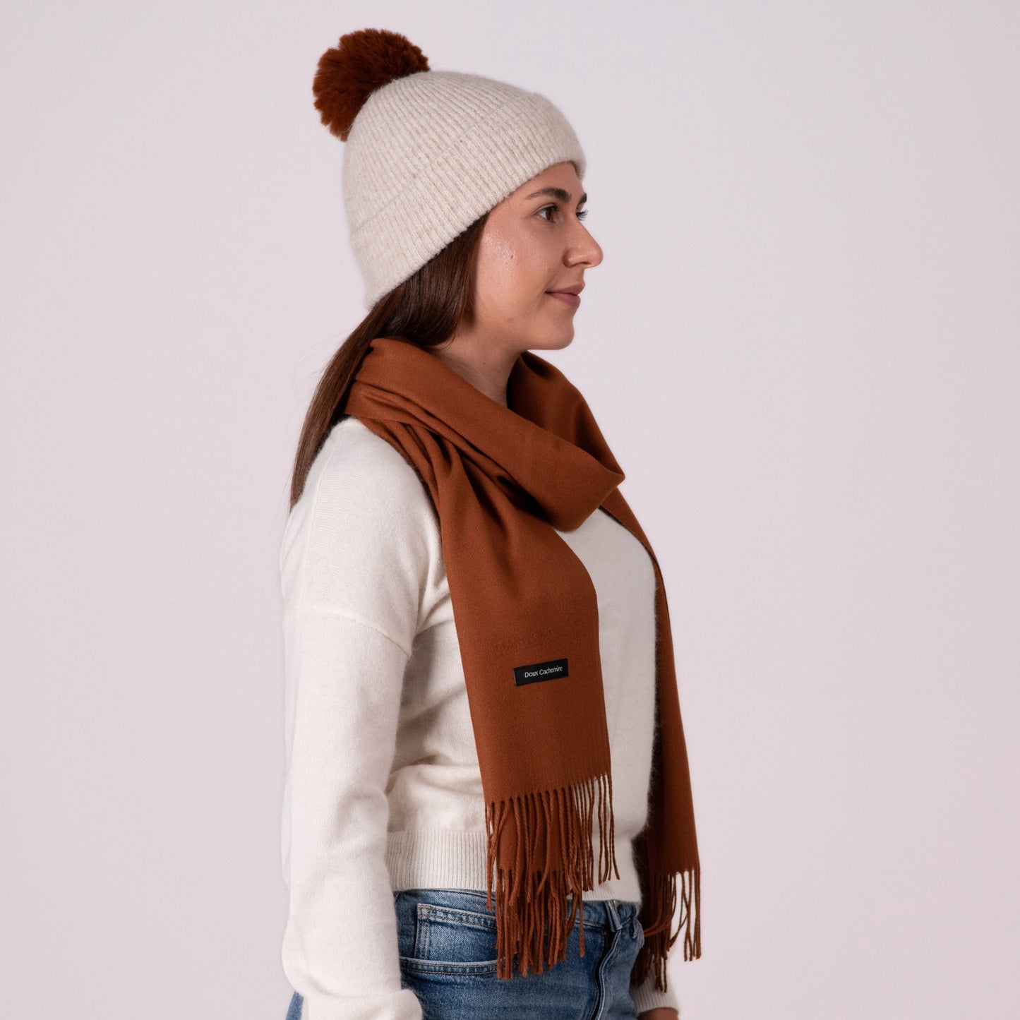 Beige cashmere hat with pompom