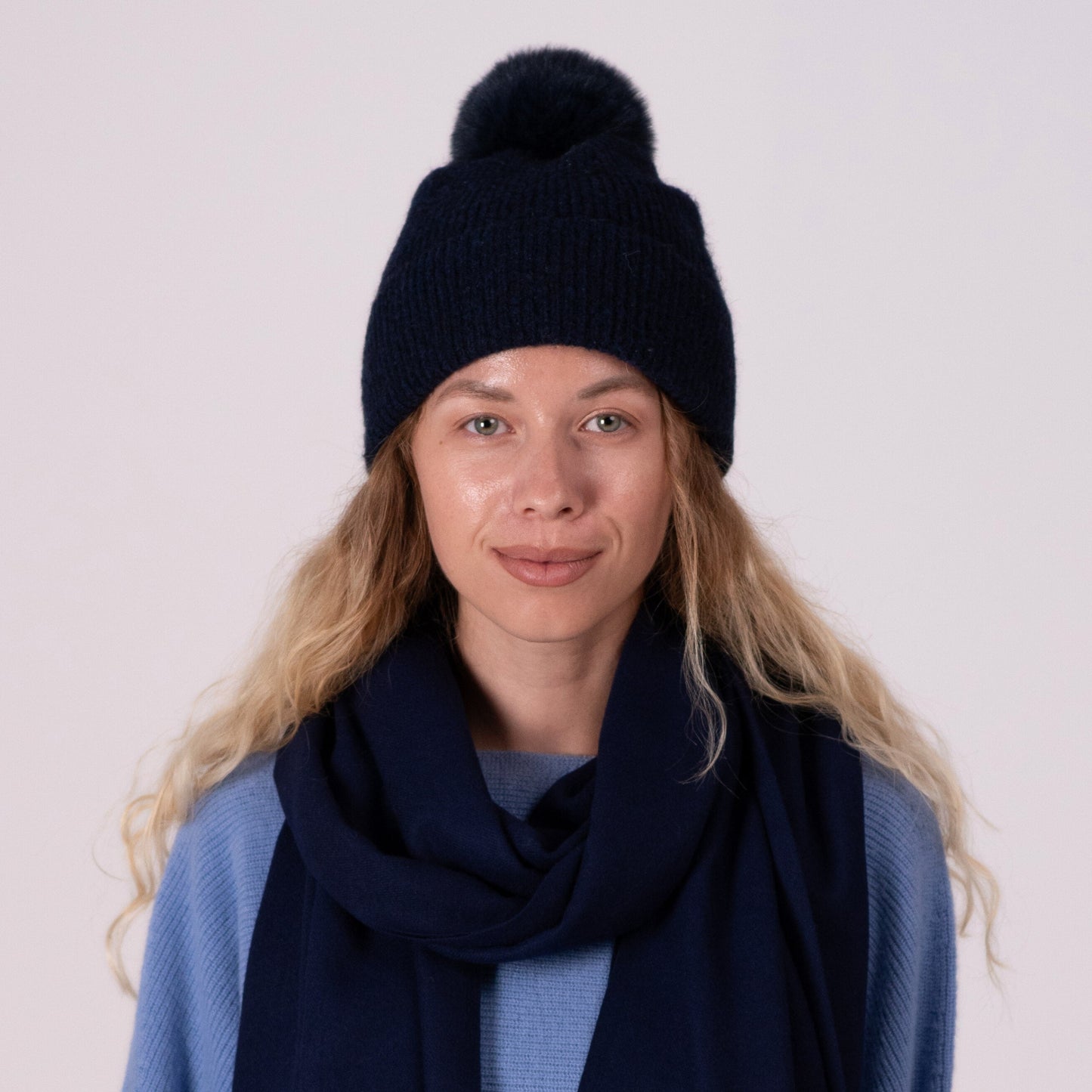 Cashmere hat in navy blue with pompom