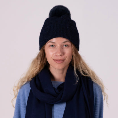 Cashmere hat in navy blue with pompom