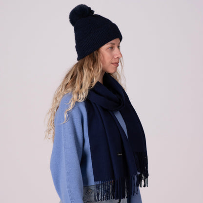 Cashmere hat in navy blue with pompom