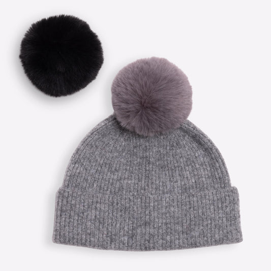 Cashmere hat in mottled grey with pompom