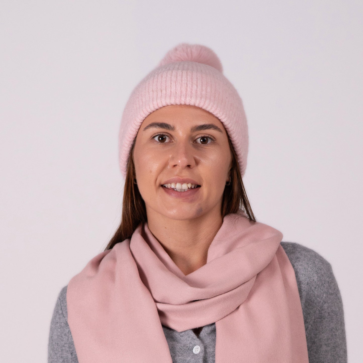 Cashmere hat in powder pink with pompom