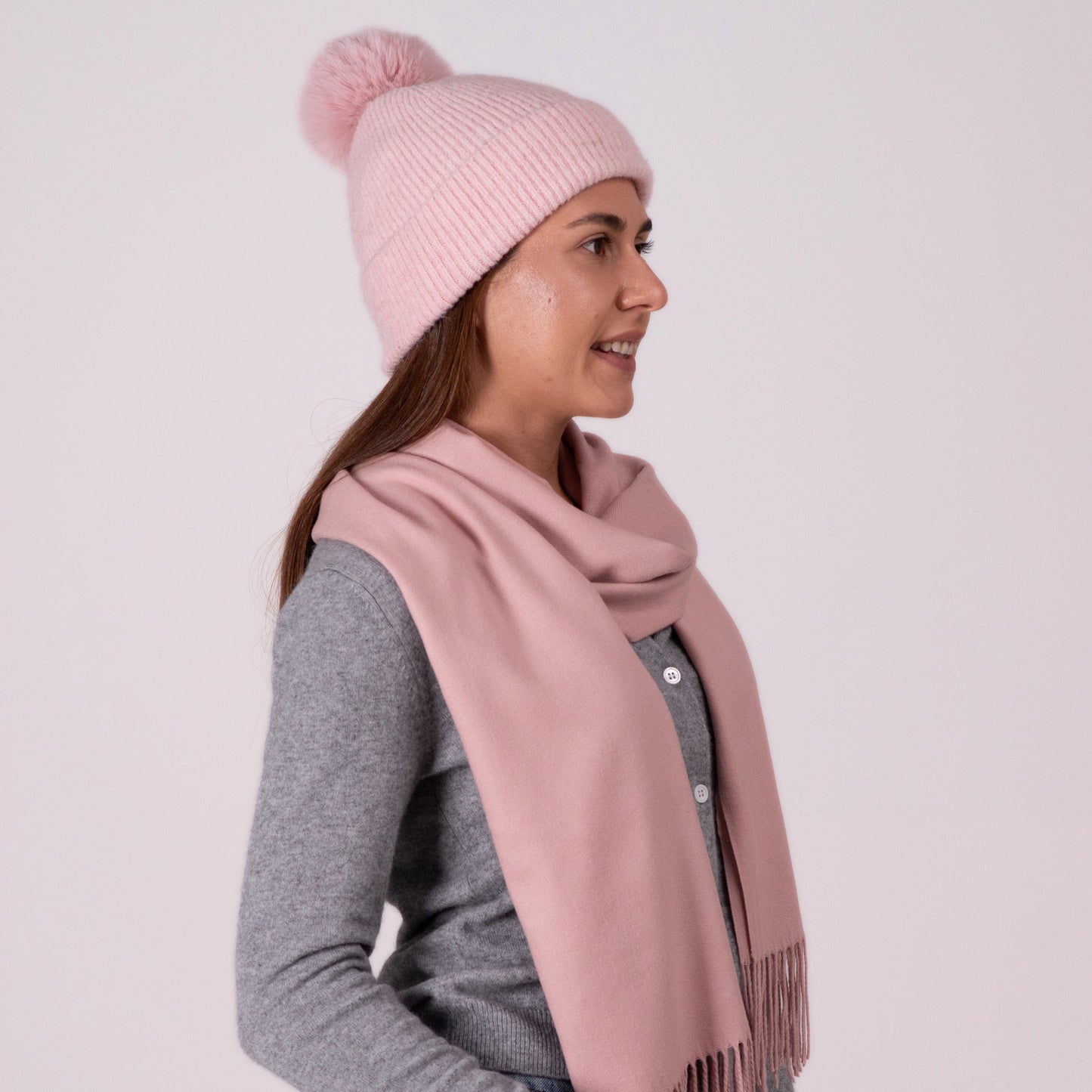 Cashmere hat in powder pink with pompom