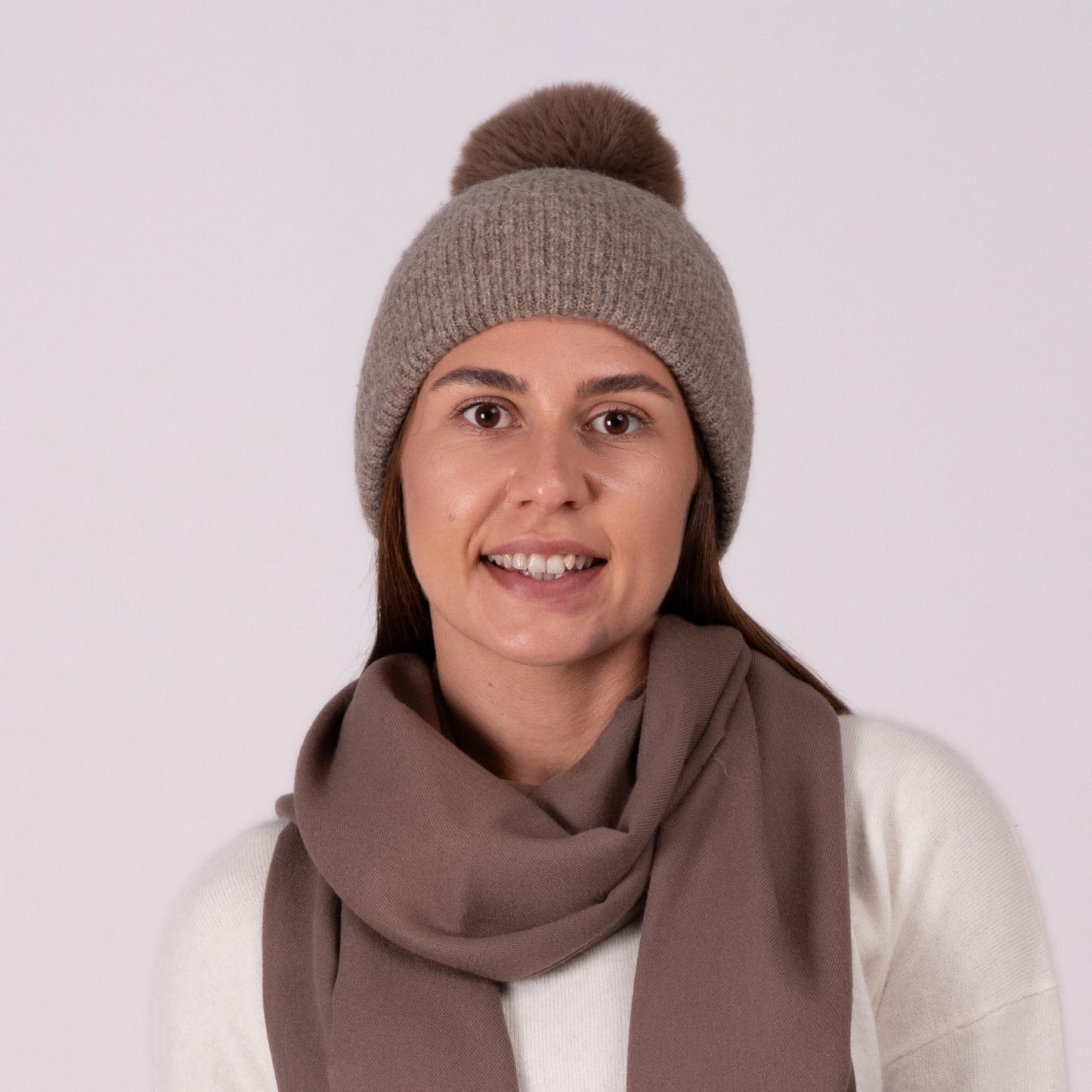 Cashmere hat in taupe with pompom