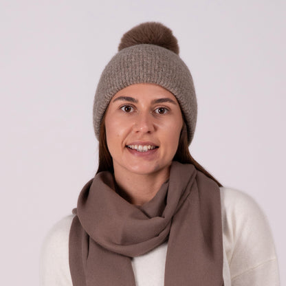 Cashmere hat in taupe with pompom