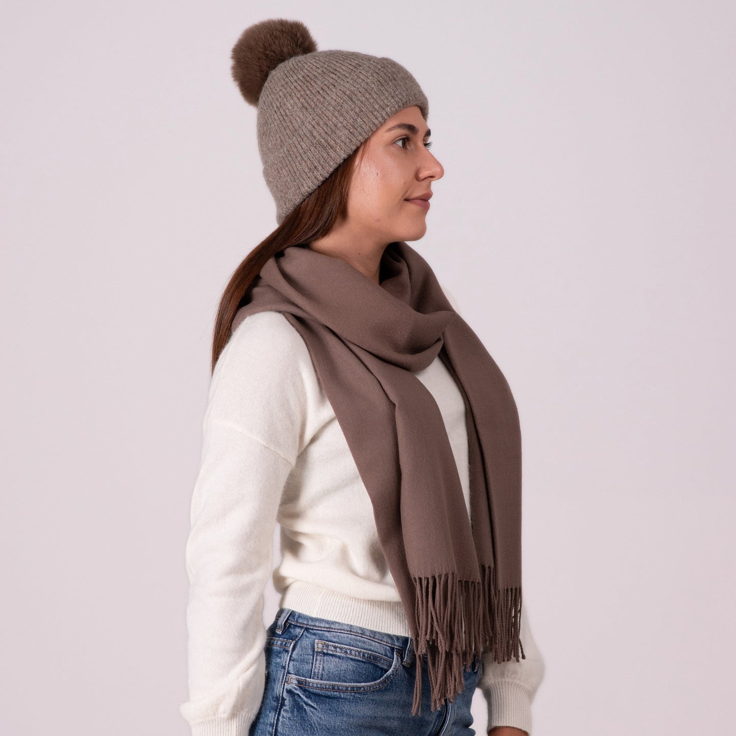 Cashmere hat in taupe with pompom