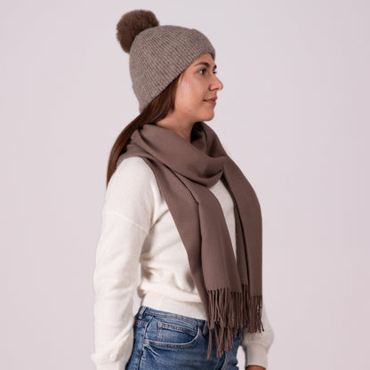 Cashmere hat in taupe with pompom