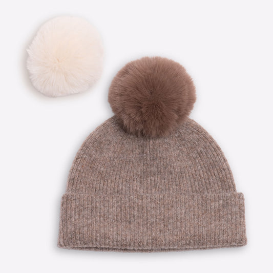 Cashmere hat in taupe with pompom
