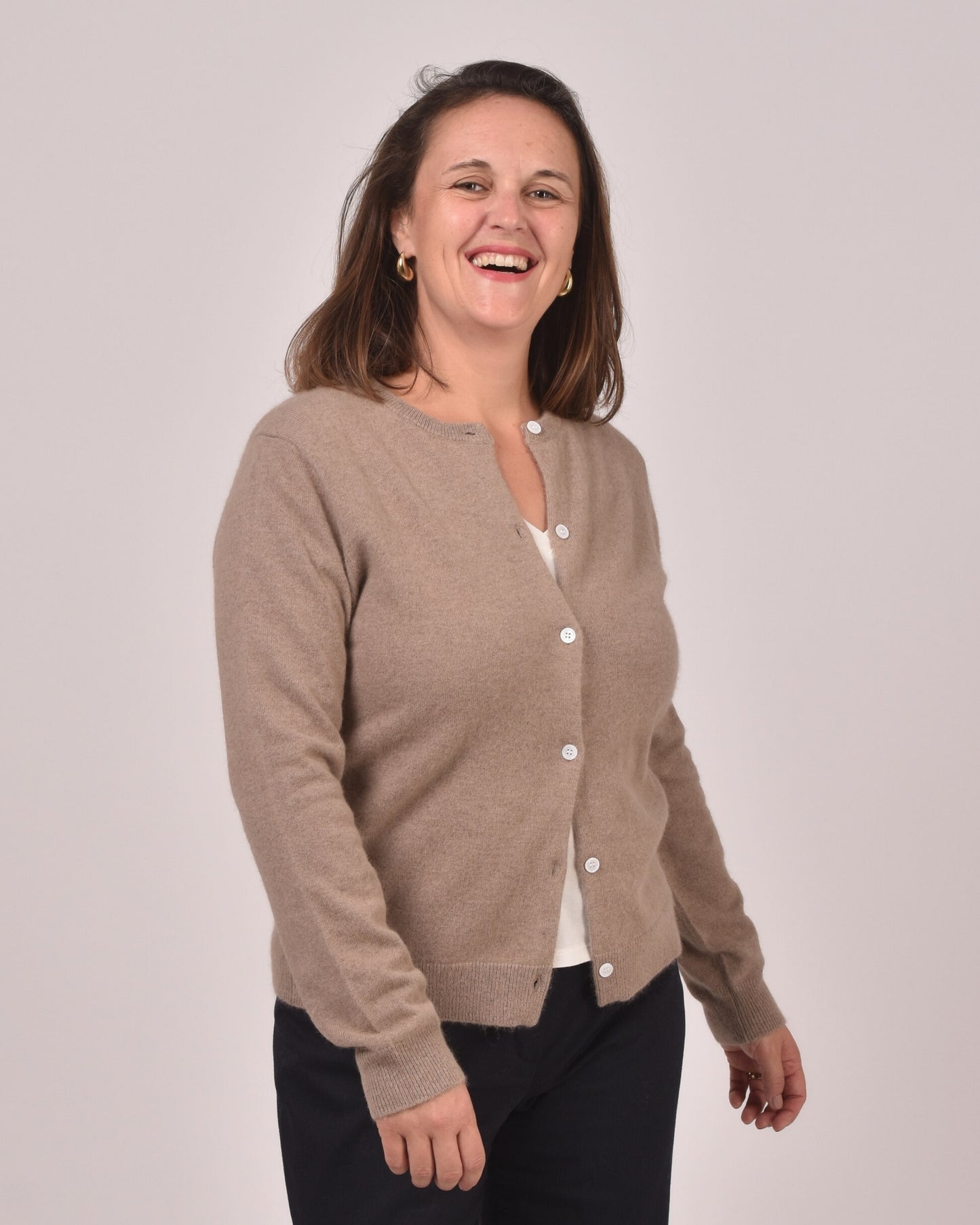 Taupe - Aurelie ist 1,65 m groß und trägt Größe L