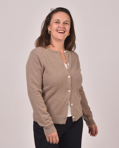 Taupe - Aurelie ist 1,65 m groß und trägt Größe L