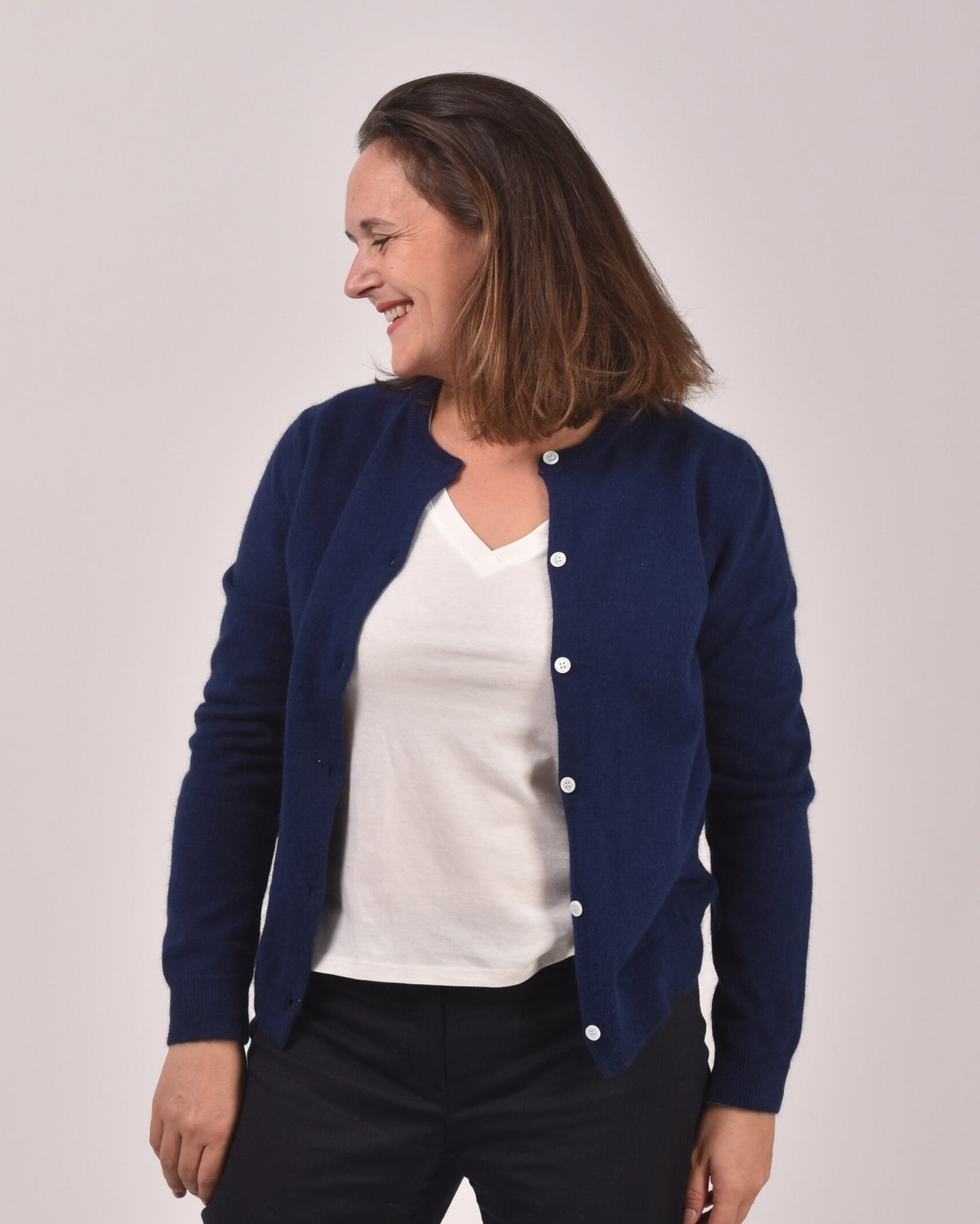 Marineblau - Aurelie ist 1,65 m groß und trägt Größe L