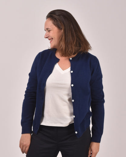 Marineblau - Aurelie ist 1,65 m groß und trägt Größe L