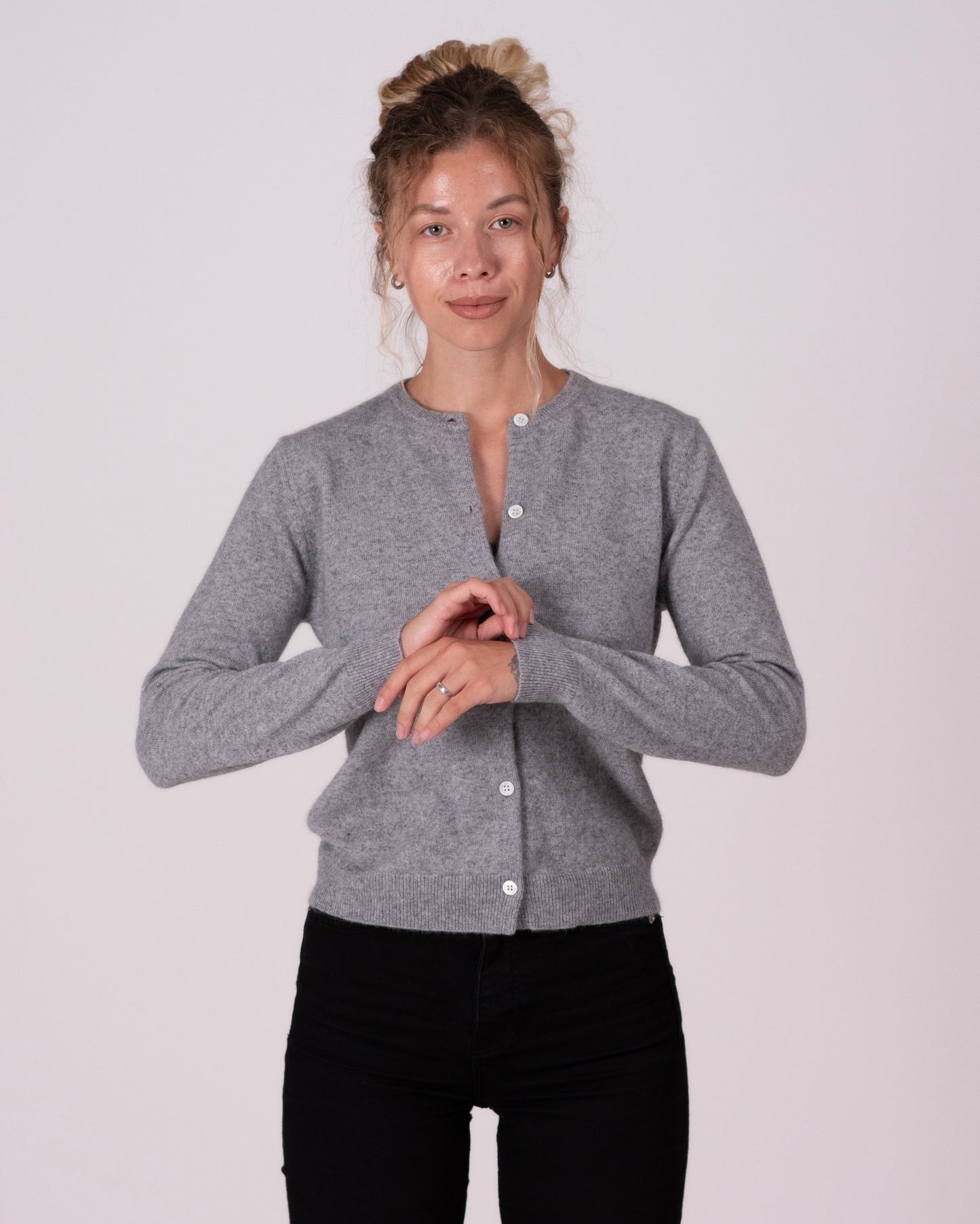 Grau meliert - Anastasia ist 1,68 m groß und trägt Größe S