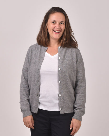 Grau meliert - Aurelie ist 1,65 m groß und trägt Größe L