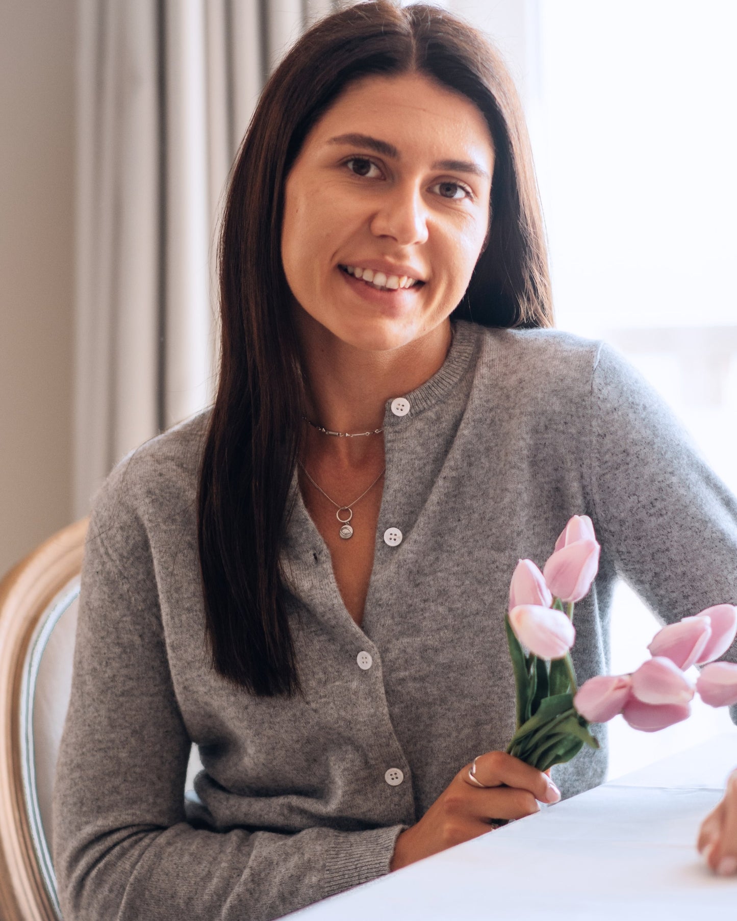 Grau meliert - Masha ist 1,74 m groß und trägt Größe S