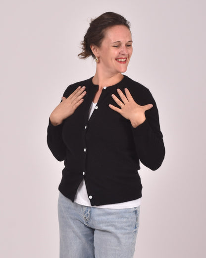 Schwarz - Aurelie ist 1,65 m groß und trägt Größe L