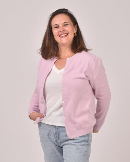 Puderrosa - Aurelie ist 1,65 m groß und trägt Größe L