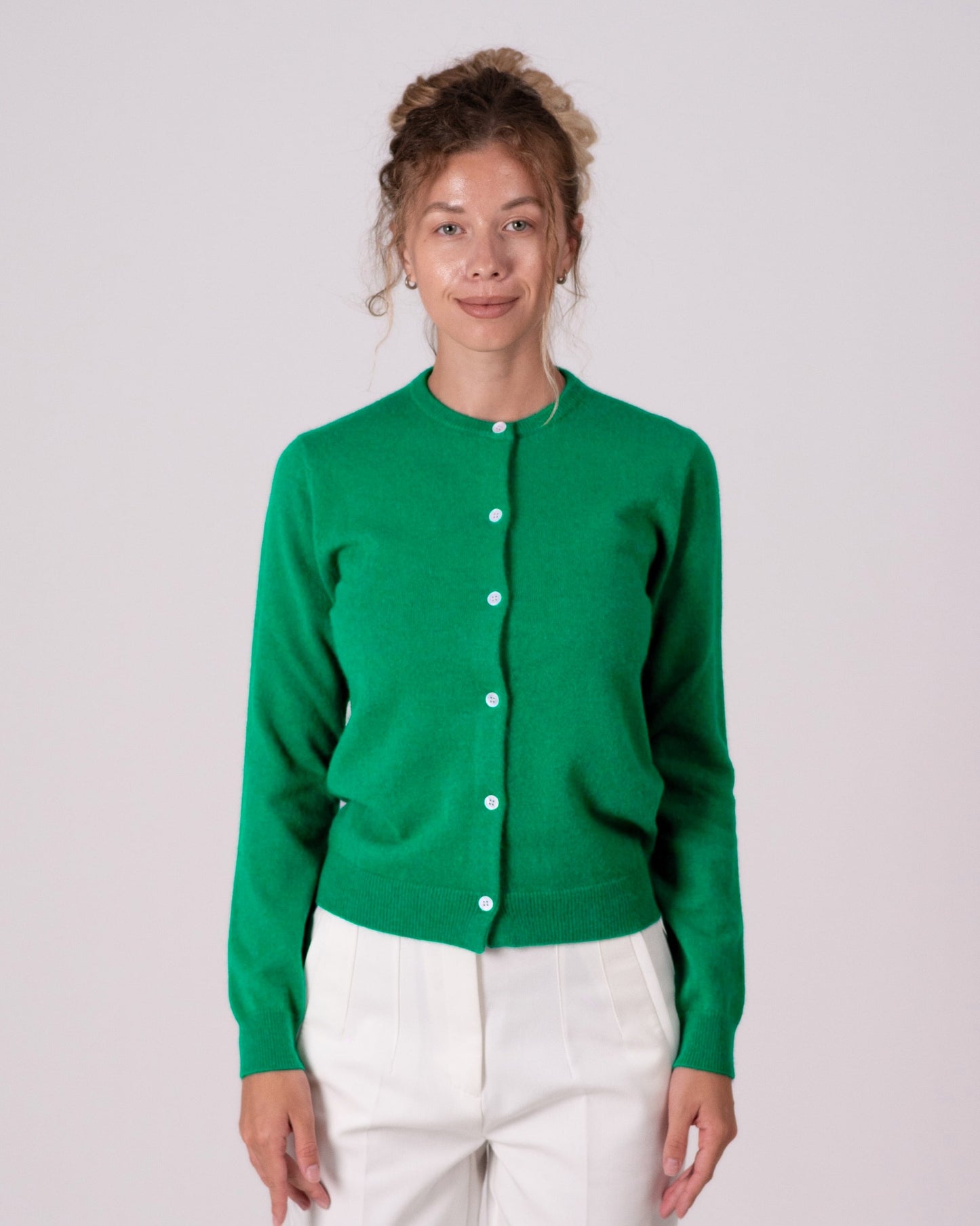 Grün - Anastasia ist 1,68 m groß und trägt Größe S