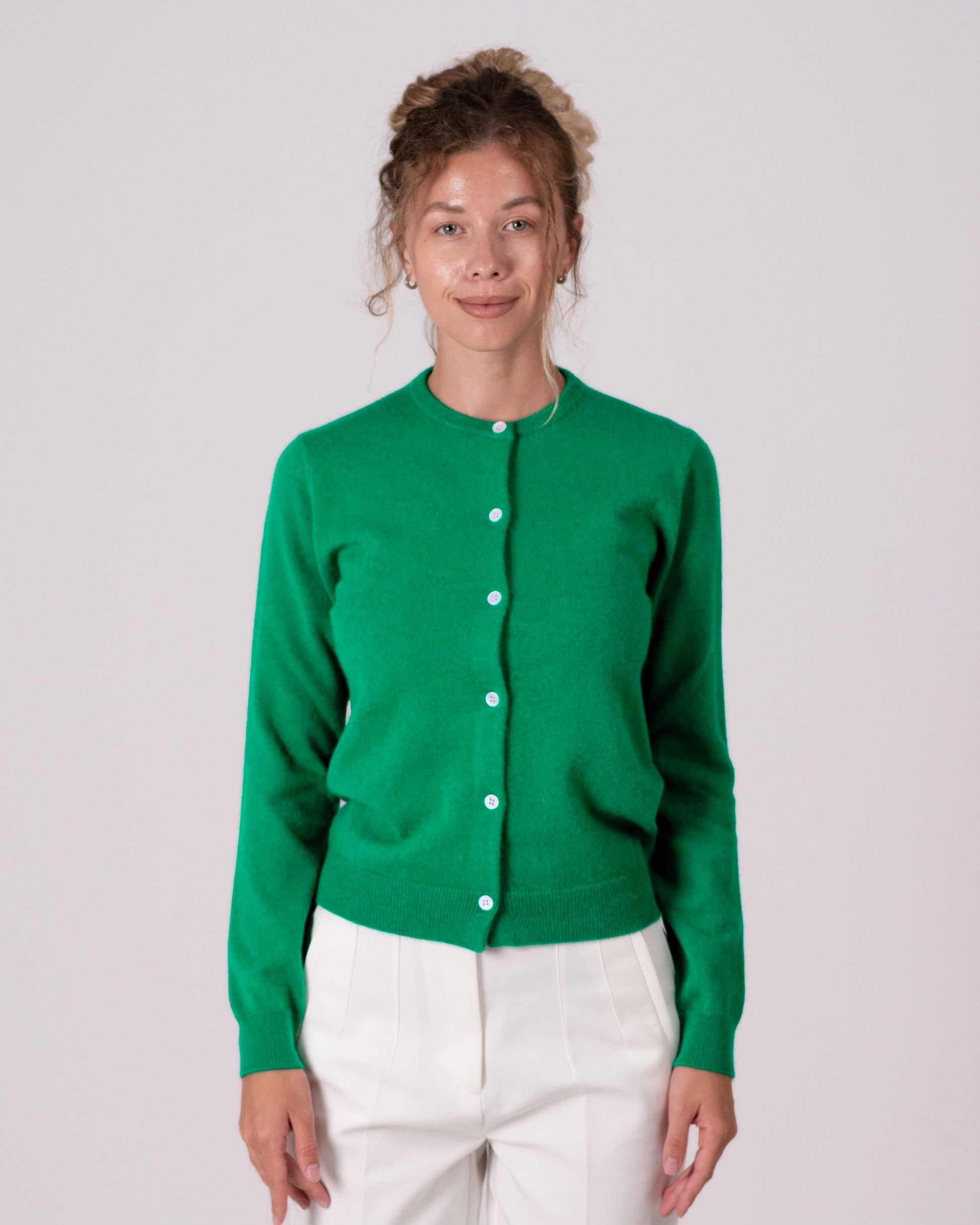 Grün - Anastasia ist 1,68 m groß und trägt Größe S