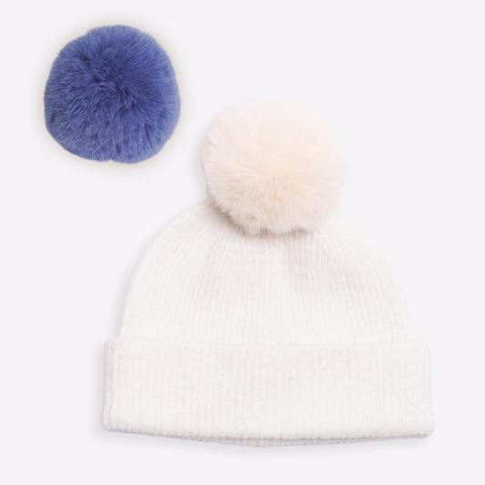 Cashmere hat in white with pompom