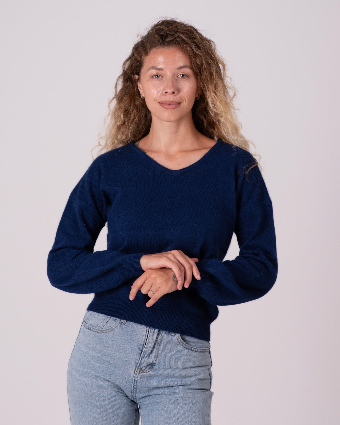 Marineblau - Anastasia ist 1,68 m groß und trägt Größe S