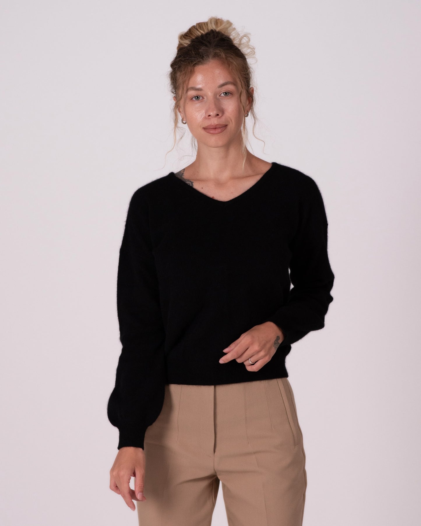 Schwarz - Anastasia ist 1,68 m groß und trägt Größe S