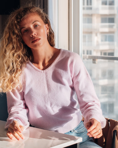 Puderrosa - Anastasia ist 1,68 m groß und trägt Größe S