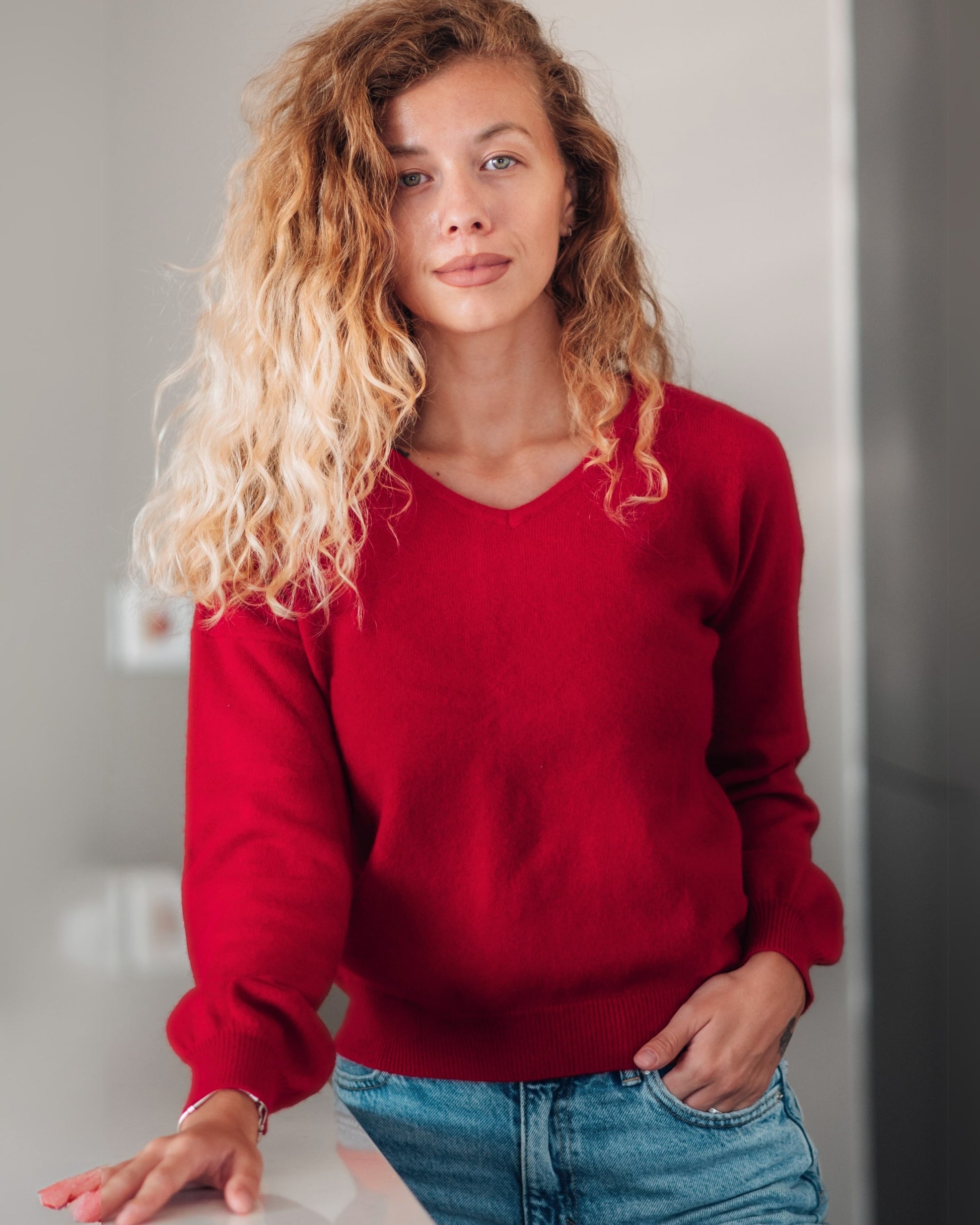 Glamouröses Rot - Anastasia ist 1,68 m groß und trägt Größe S