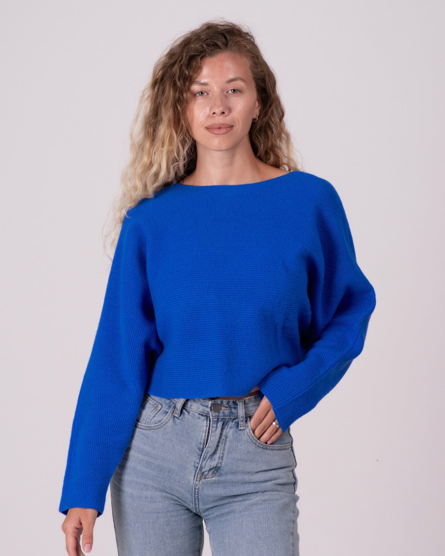 Königsblau - Anastasia ist 1,68 m groß und trägt Größe S