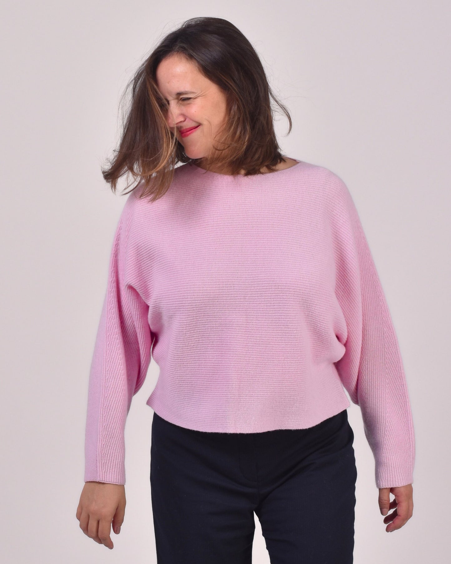 Puderrosa - Aurelie ist 1,65 m groß und trägt Größe M