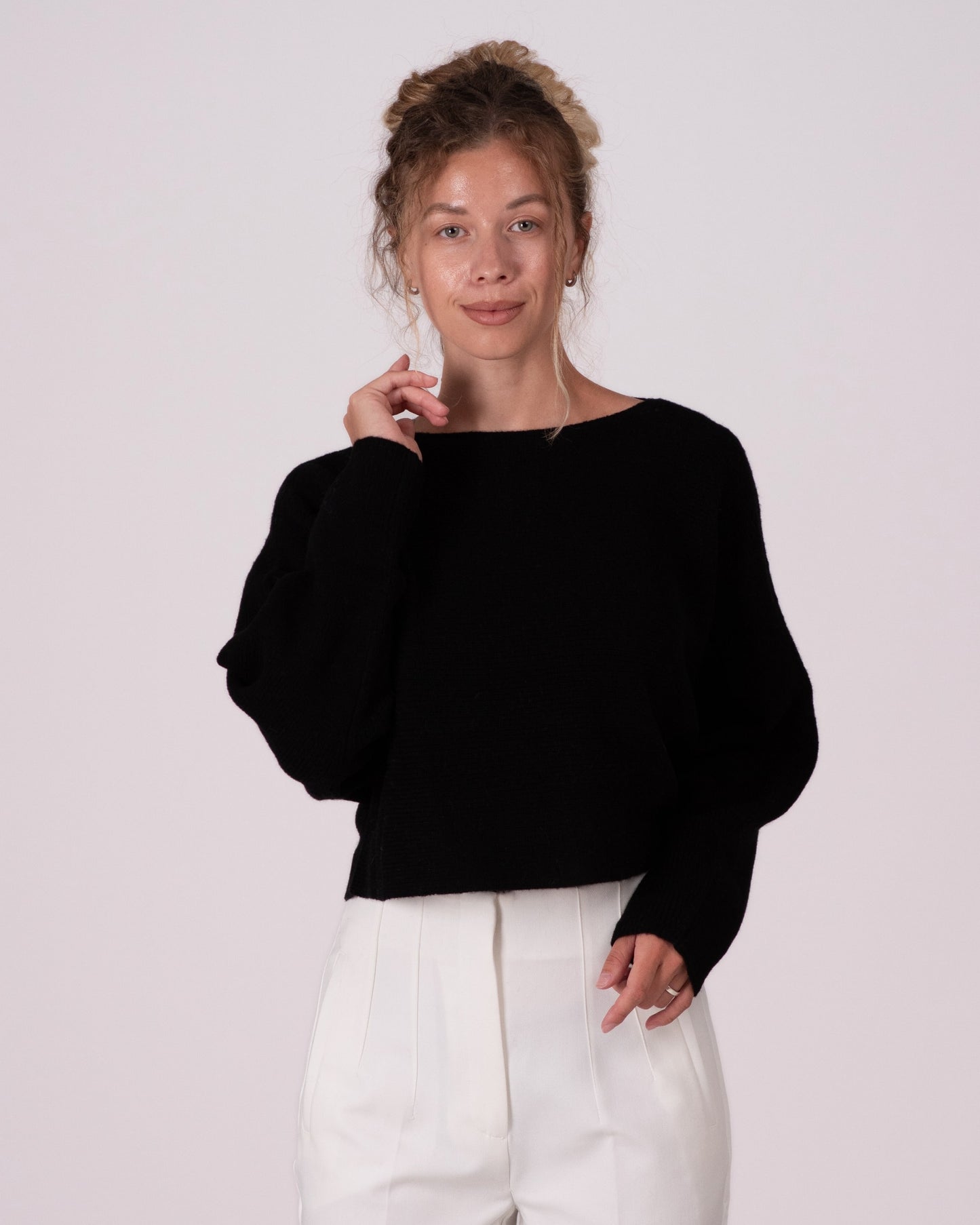 Schwarz - Anastasia ist 1,68 m groß und trägt Größe S