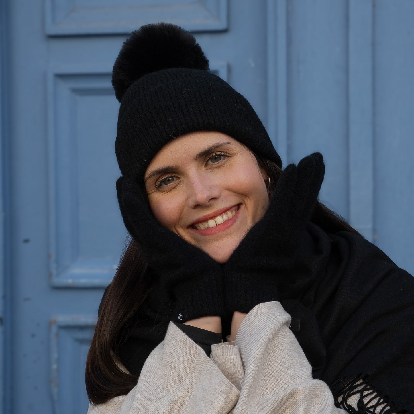 Black cashmere gloves