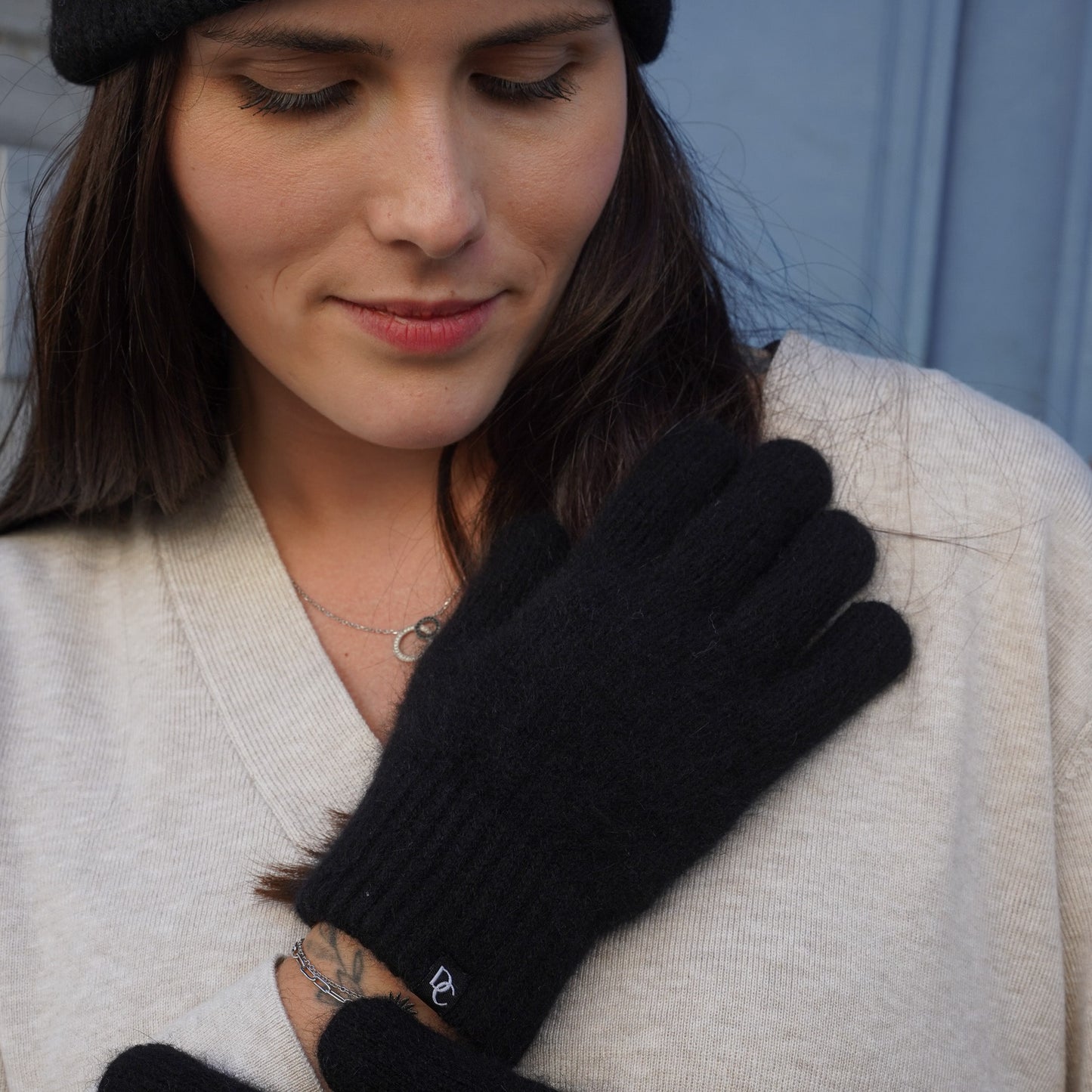 Black cashmere gloves