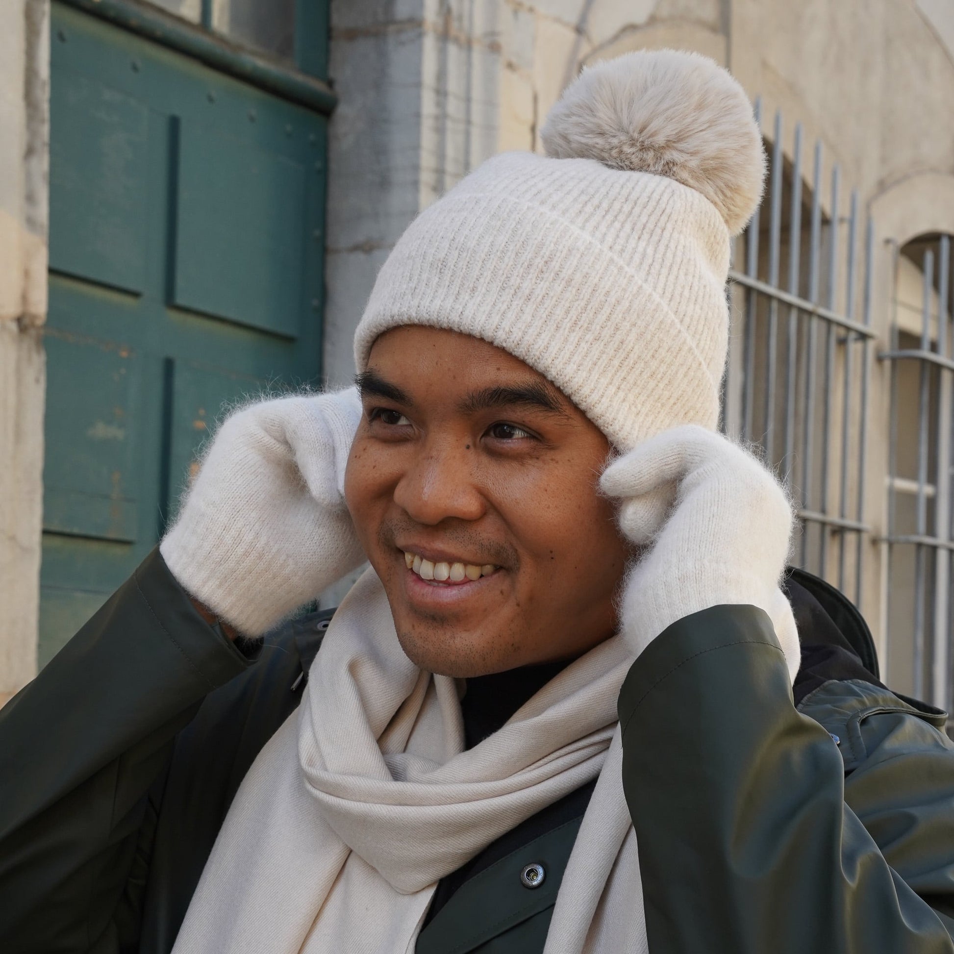 Beige cashmere gloves