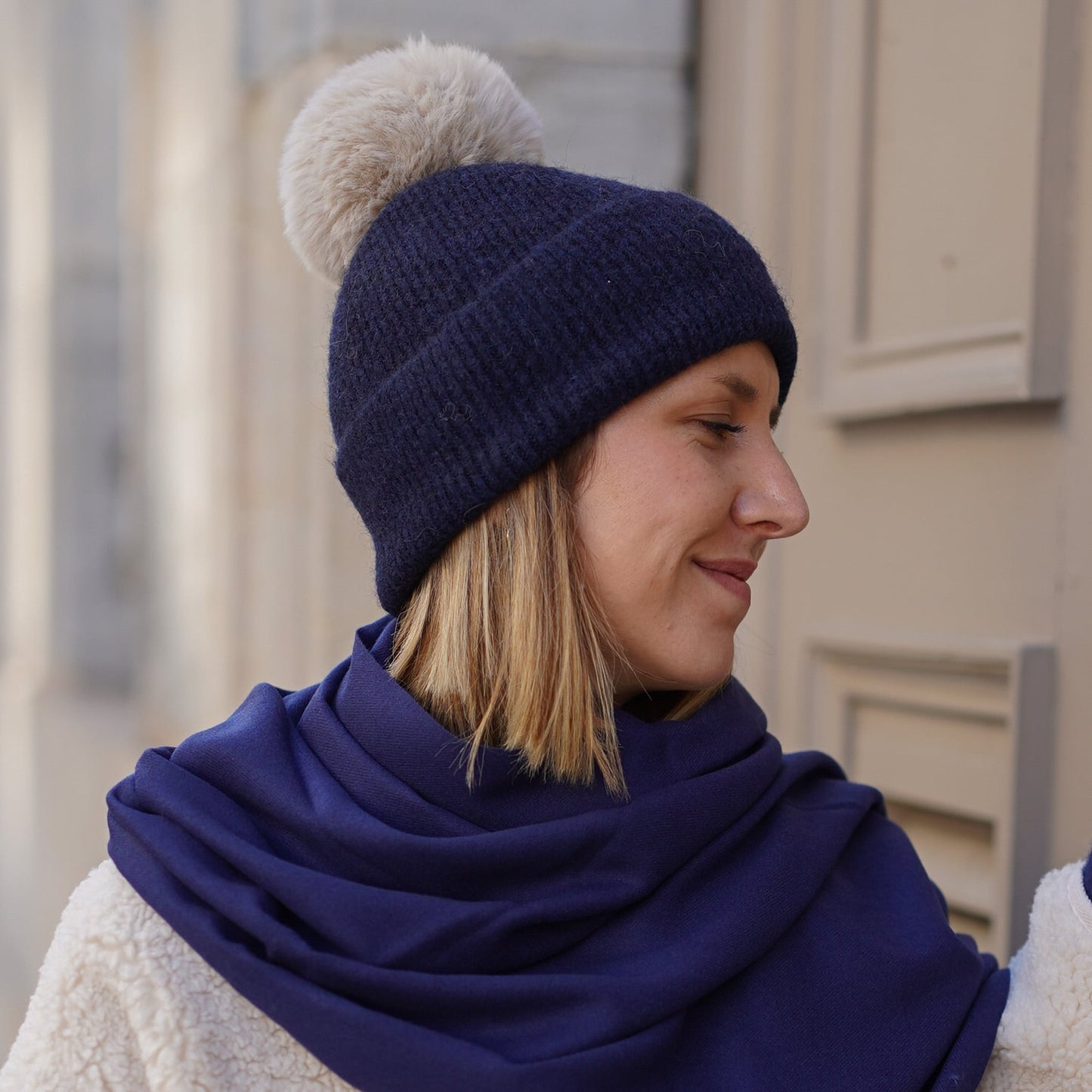 Cashmere hat in navy blue with pompom