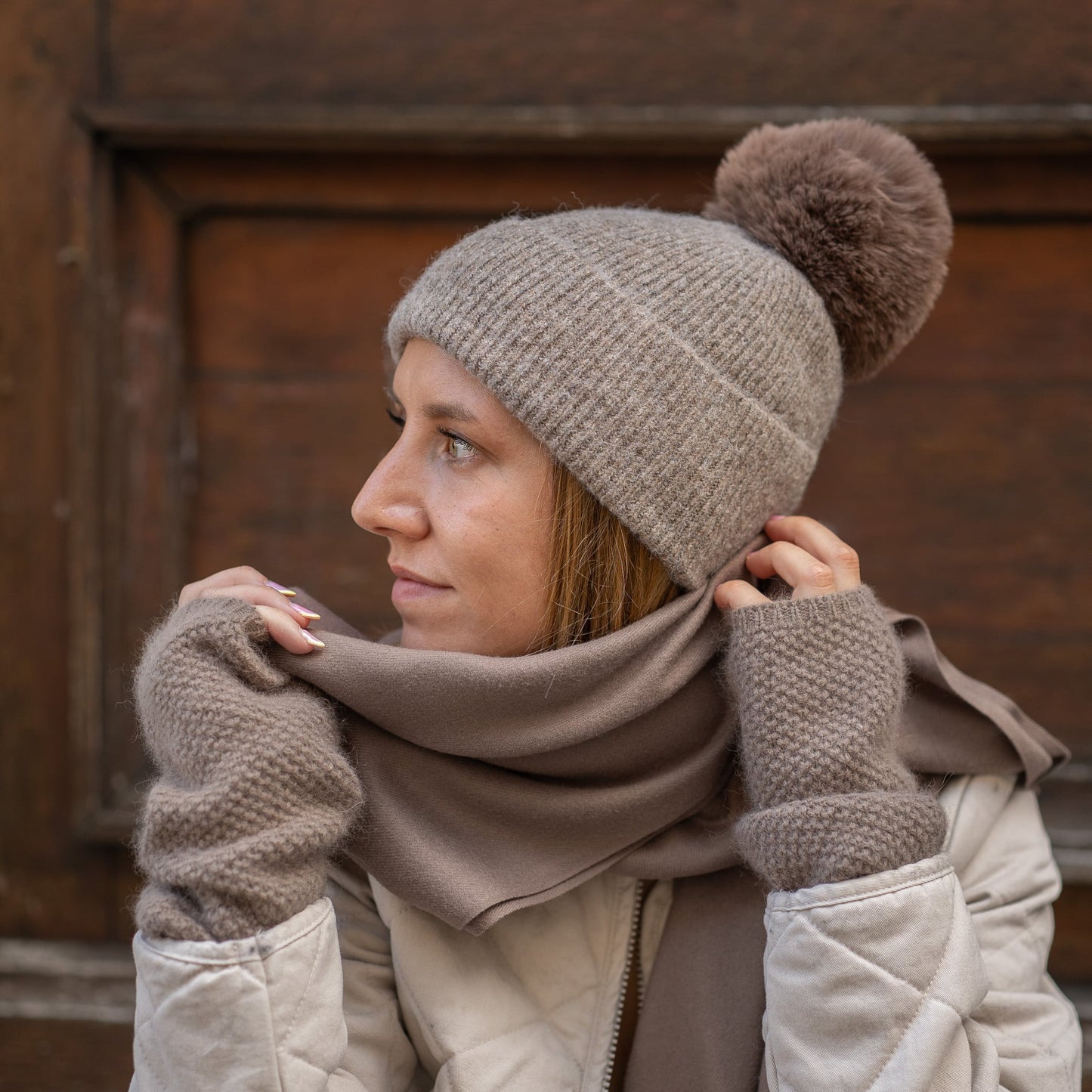 Cashmere hat in taupe with pompom