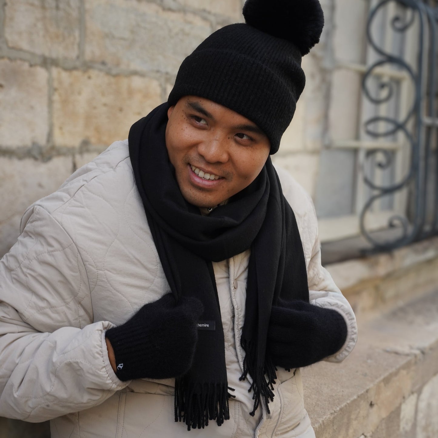 Black cashmere gloves