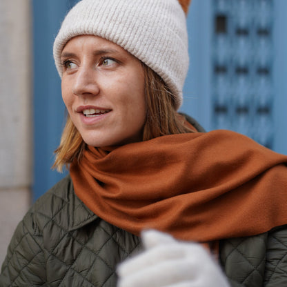 Beige cashmere hat with pompom