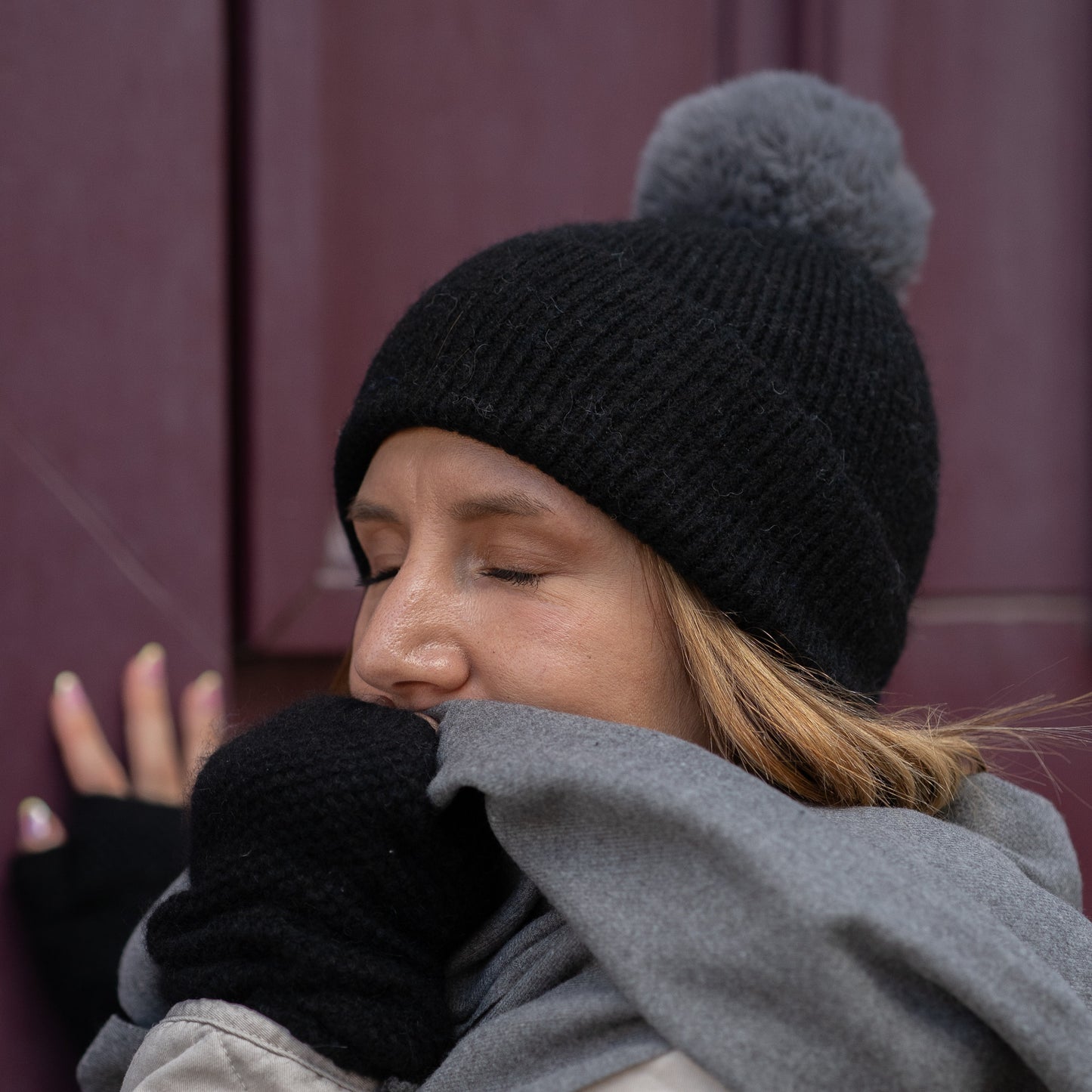 Kaschmirmütze Schwarz mit bommel